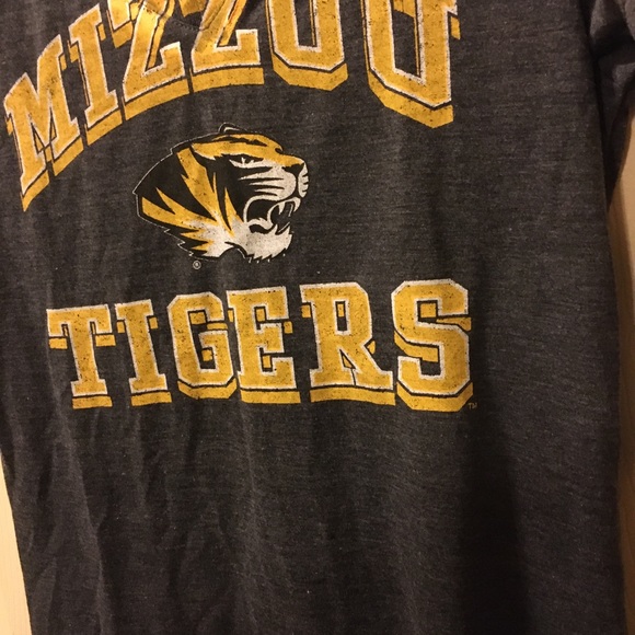 Woman’s L Graphic Tee - Picture 2 of 4